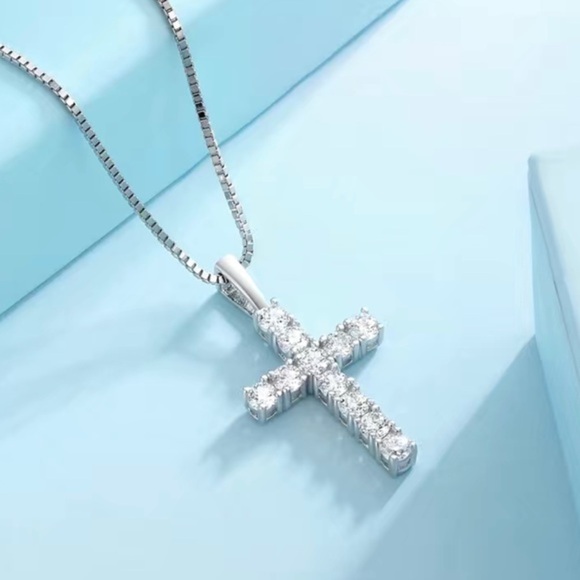 COPY - I. Sterling 925 silver .70 carat Moissanite cross necklace. VVS1 - Picture 1 of 3
